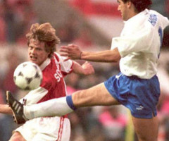 Spanish forward Francisco Higuera (R) kicks the ball by British forward Stefan Schwarz 10 May in Paris, during the European Cup Winner's Cup final between Arsenal and Real Zaragoza. AFP PHOTO