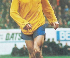 Geordie in a classic Arsenal away kit
