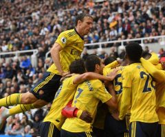 arsenal-pile-on-celebrate