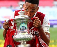 auba-kisses-cup