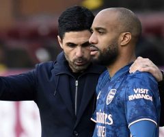 Mikel-Arteta-giving-instructions-to-Arsenal-striker-Alexandre-Lacazette