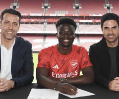 Saka signs