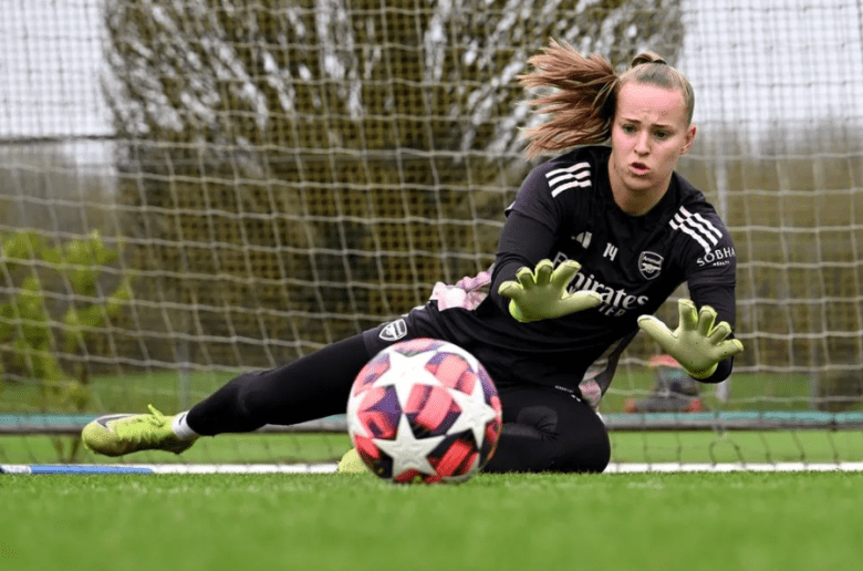 Daphne van Domselaar in training before the Bayern game